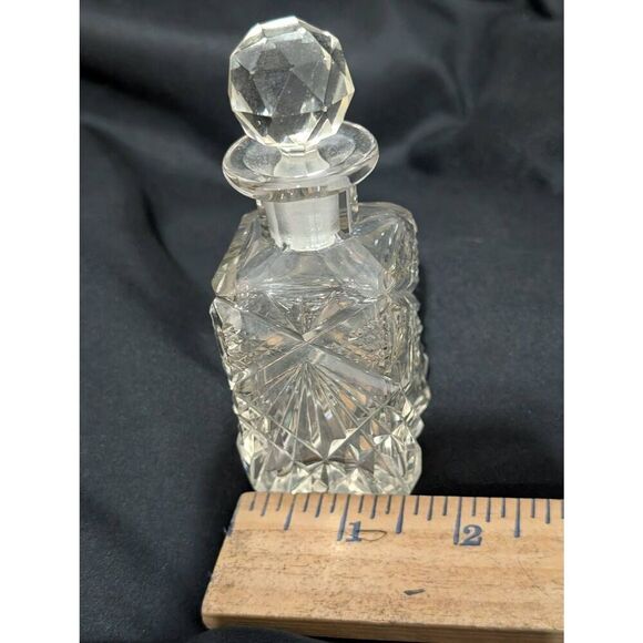 Vintage Cut Glass Perfume Bottle with Faceted Crystal Stopper – Ornate Vanity Dé - Picture 3 of 6
